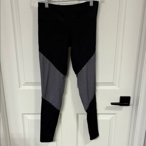 Onzie yoga Black Leggings with White Mesh Chevron Panels